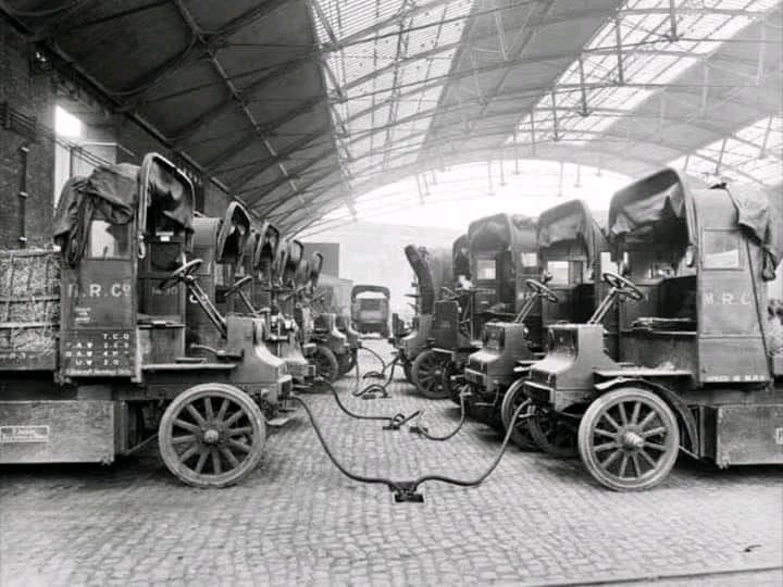 Tak wyglądała stacja ładowania dostawczych samochodów elektryczny w 1900 roku ⤵⤵⤵Wbrew obiegowej…